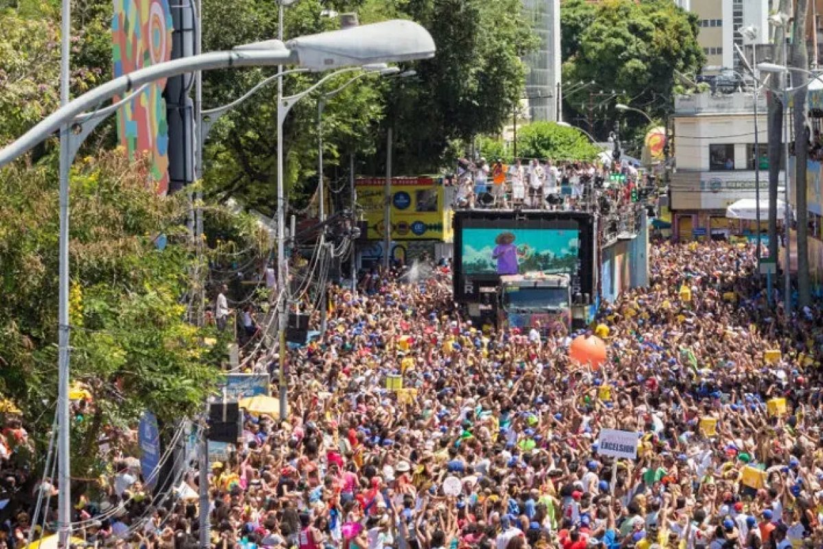 Mulher baleada no olho durante carnaval de Salvador perdeu a visão, diz família