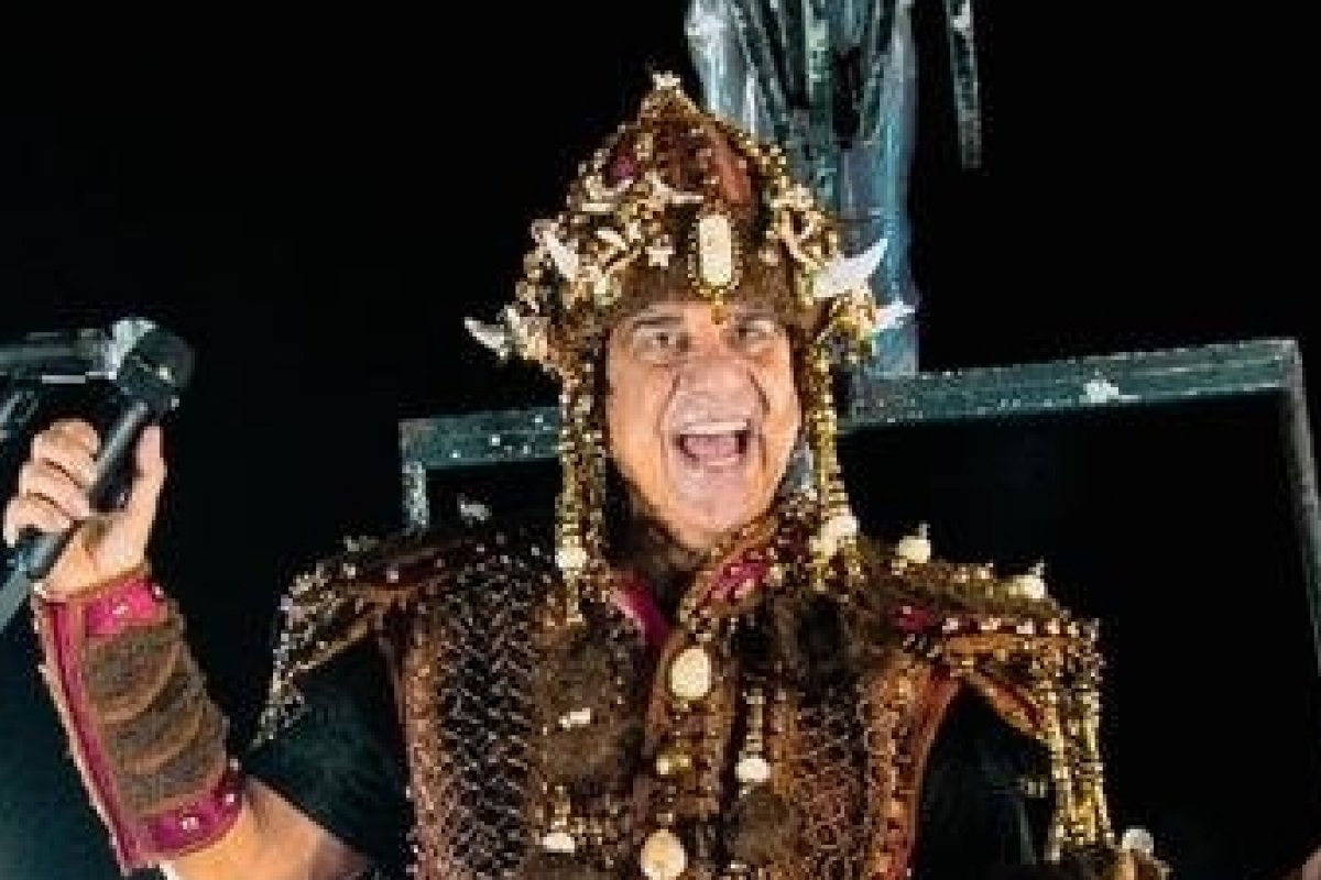 Durval Lelys comanda segundo dia do bloco Me Abraça no Carnaval 2026 arrastando multidão! 