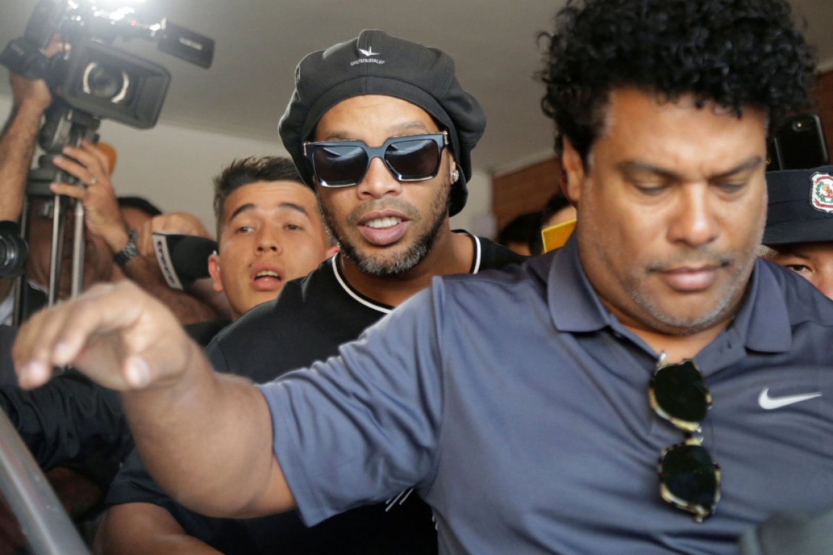 Ronaldinho e Assis admitem erro e se livram de acusação do MP do Paraguai