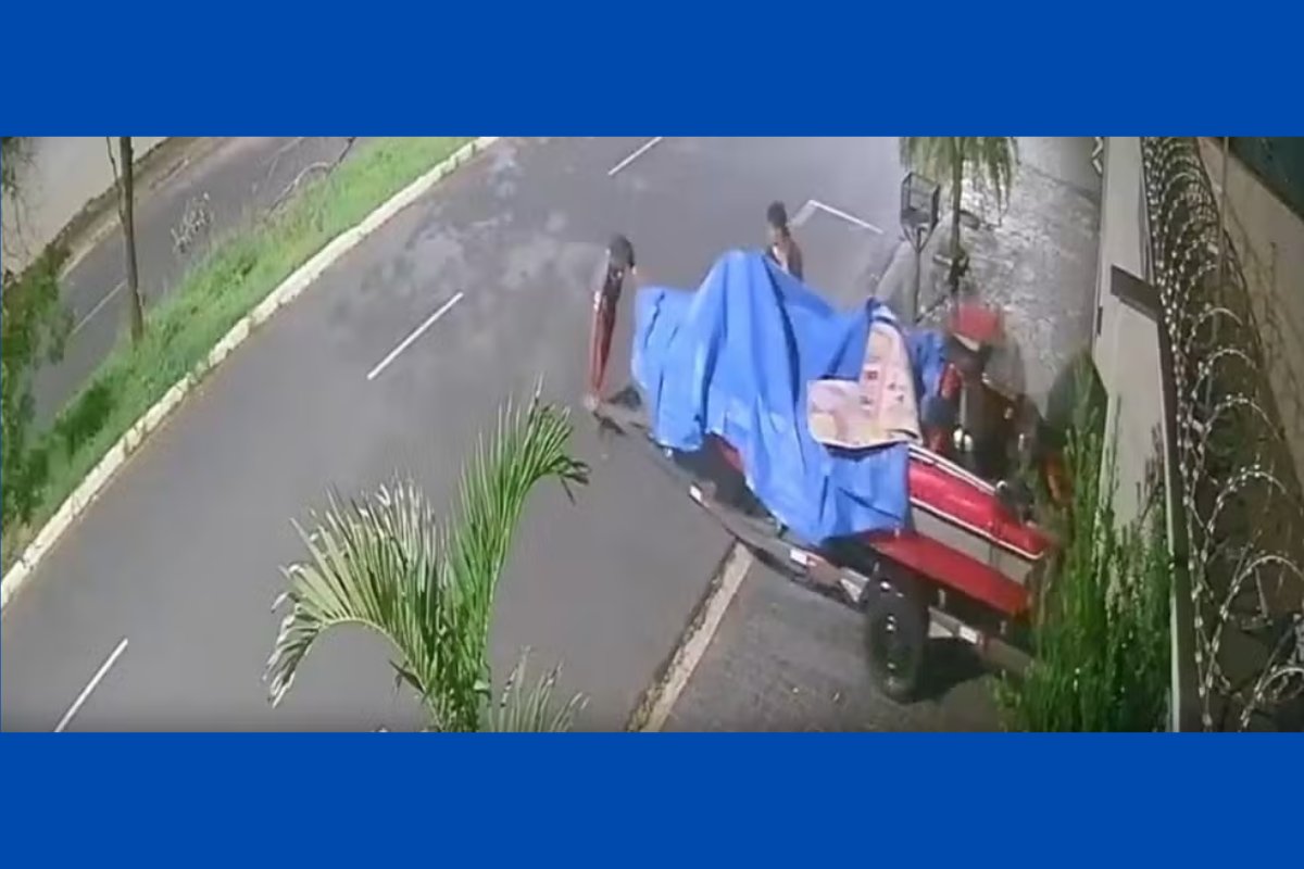 Vídeo: morador esquece portão de garagem aberto e dupla furta lancha em Minas Gerais