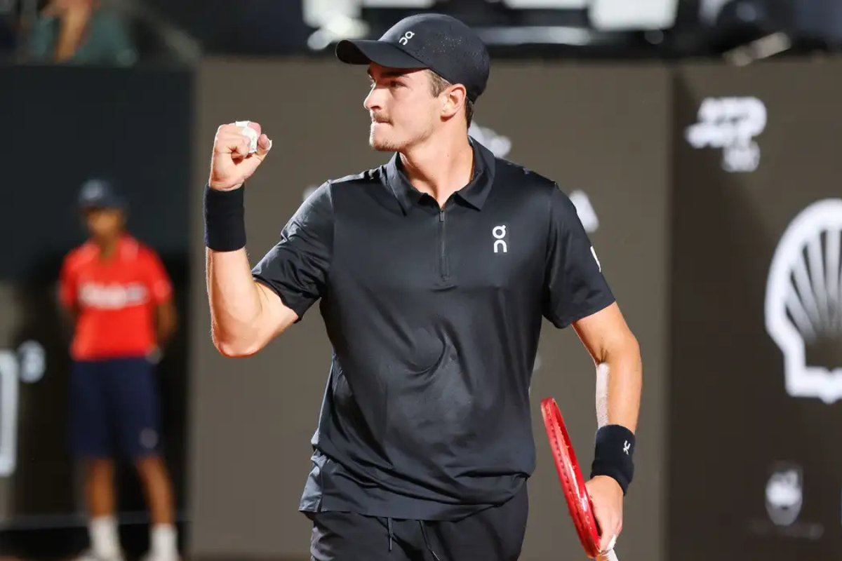 João Fonseca vence Thiago Monteiro em duelo brasileiro pelo Rio Open