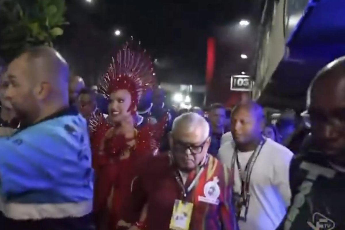 Presidente da Grande Rio arremessa cadeira contra jornalistas na Sapucaí