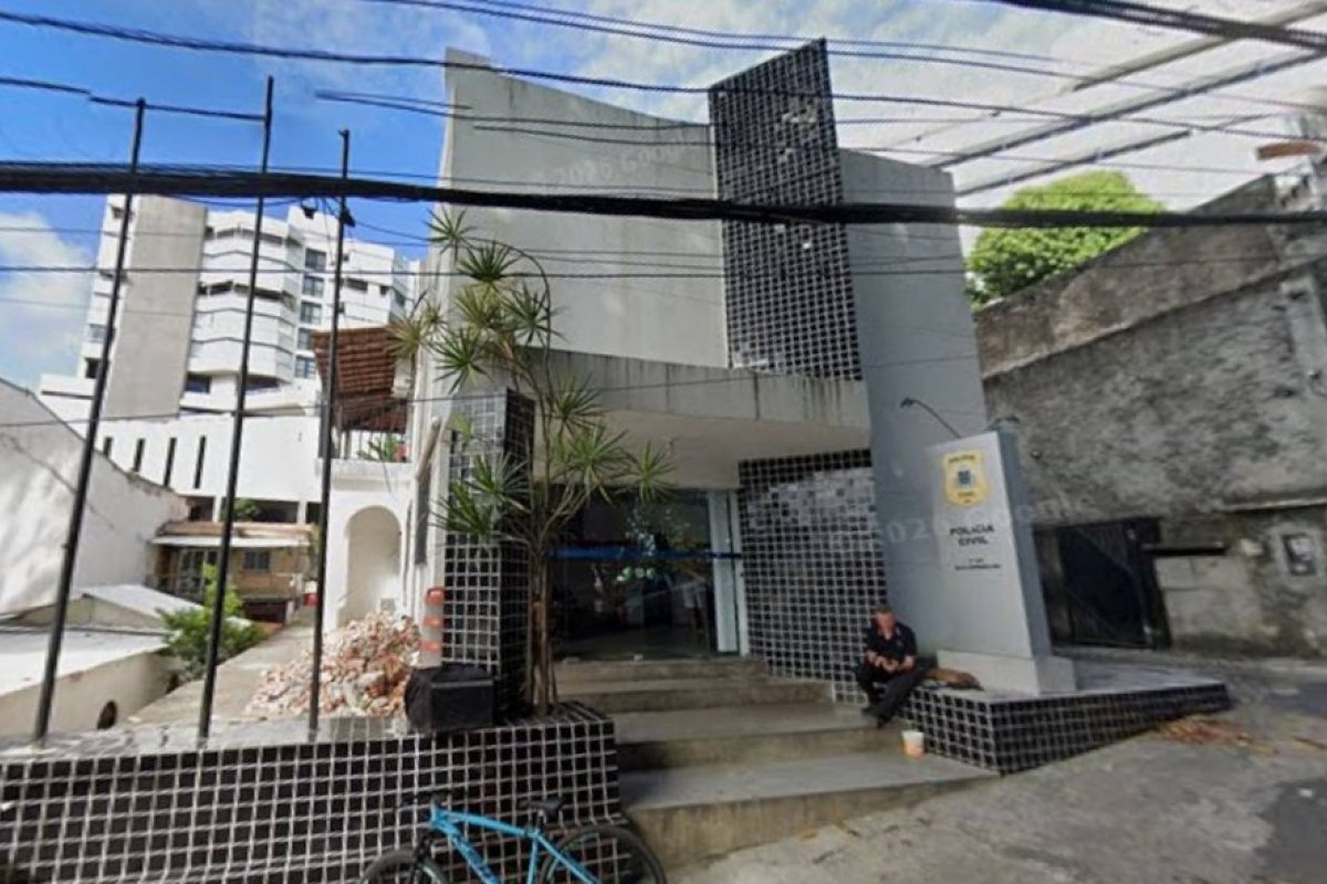 Mulher fica ferida após cair em pedras enquanto fugia de tentativa de assalto em Salvador