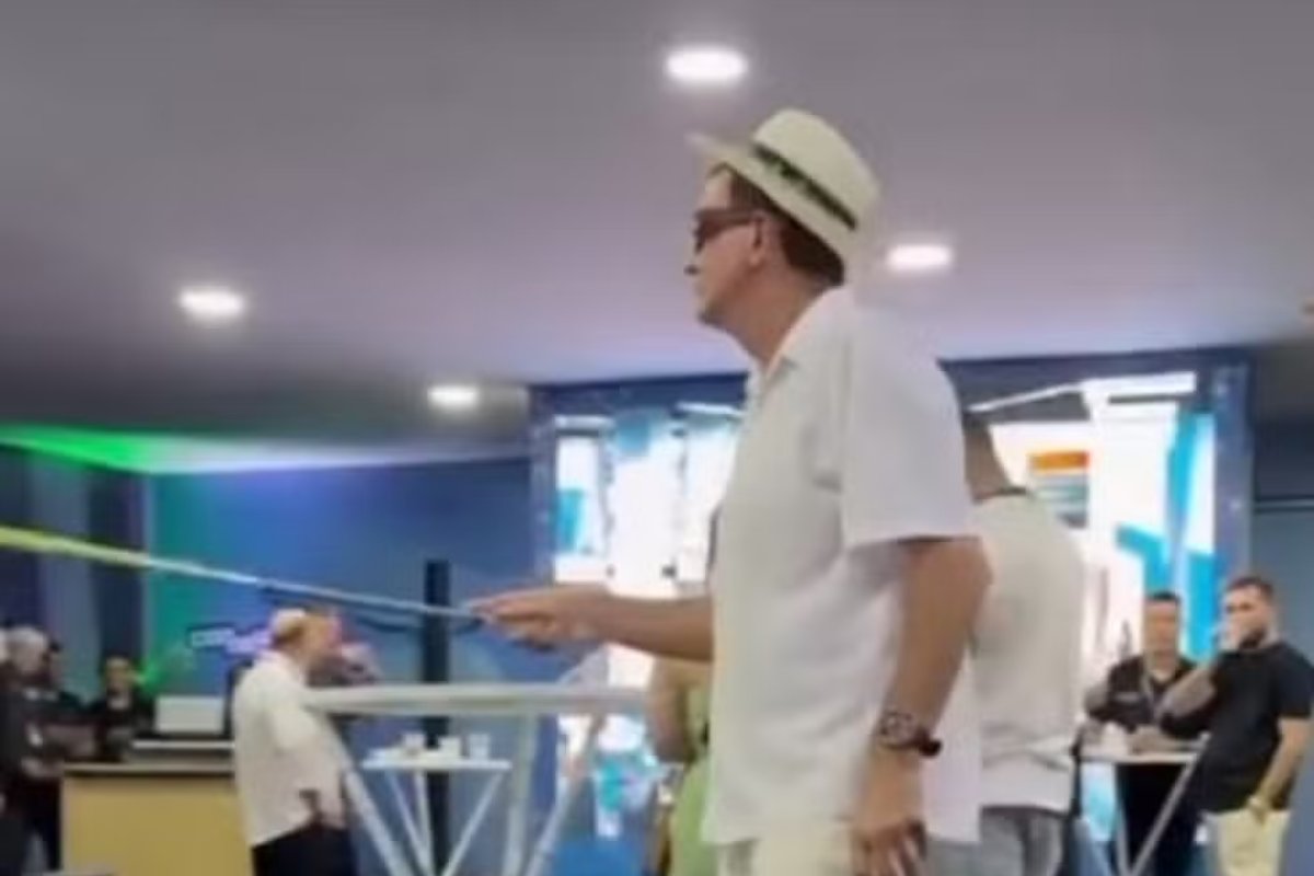 Vídeo: Prefeito do Rio de Janeiro é filmado imitando pessoas com deficiência visual em camarote na Sapucaí