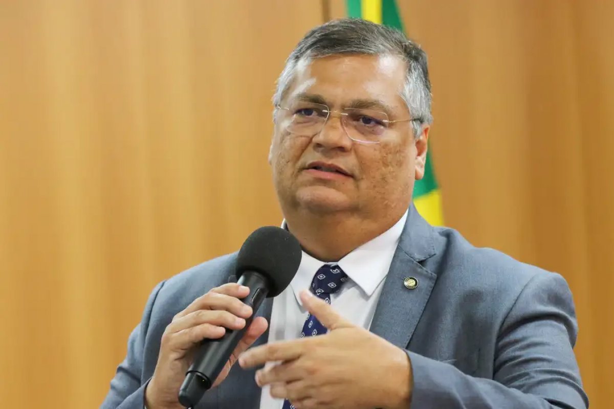 Dino proíbe criação de 'penduricalhos' que ultrapassem teto constitucional no serviço público