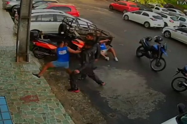 [Vídeo: homens são brutalmente agredidos por mototaxistas na Quarta-Feira de Cinzas]