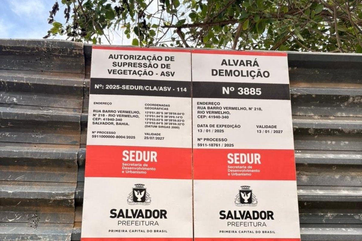 Mesmo com proibição judicial, Sedur mantém placas de Alvarás em obras na Praia de Buracão