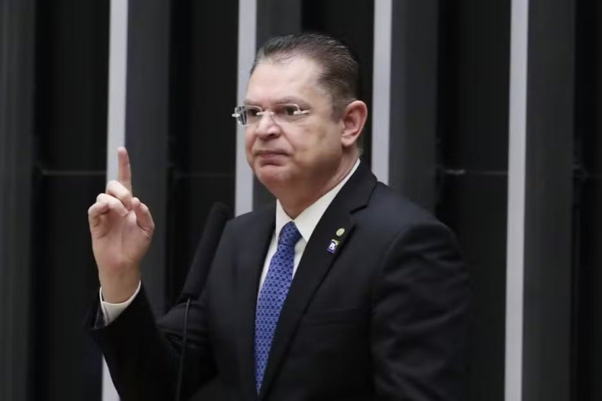 Líder do PL fala em “ditadura” de Moraes após operação contra servidores da Receita