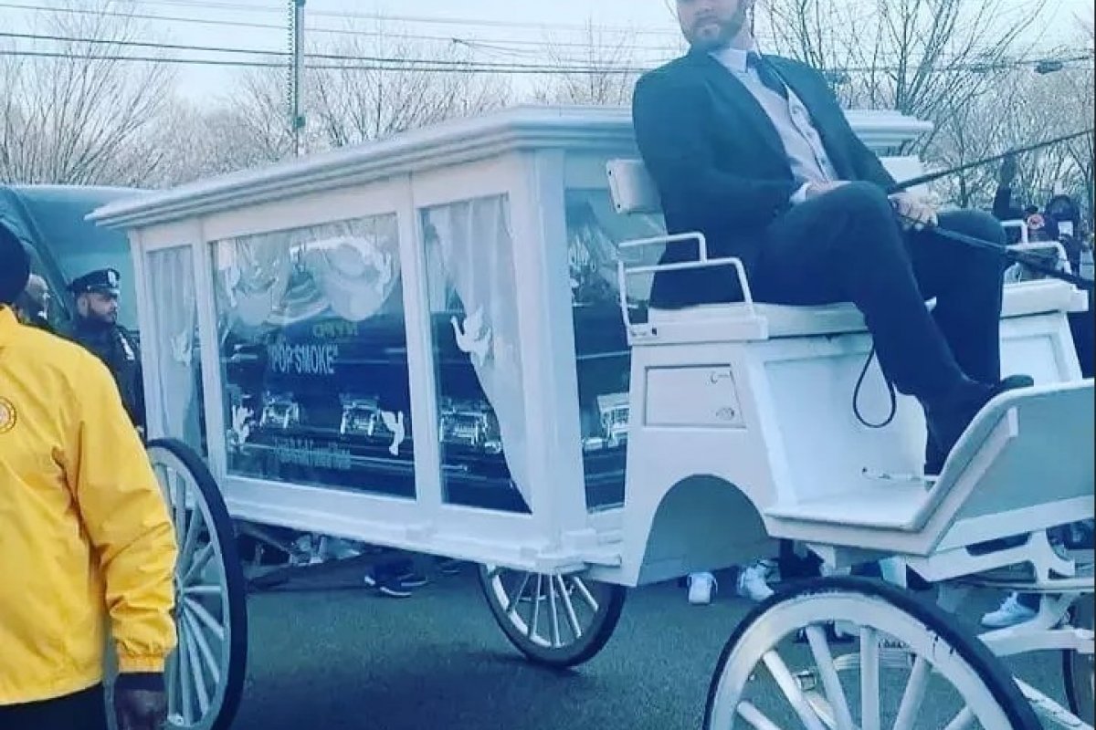 Caixão de rapper assassinado é levado de carruagem pelas ruas de Nova York