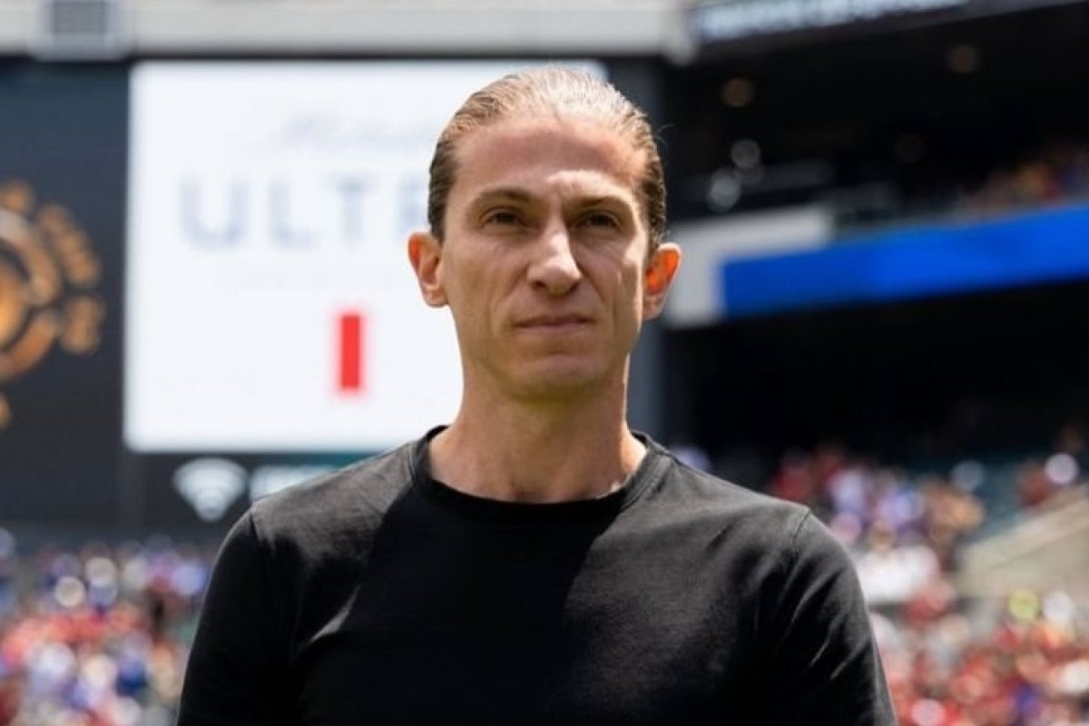 Técnico do Flamengo diz que caso de racismo contra Vini Jr é ‘isolado’