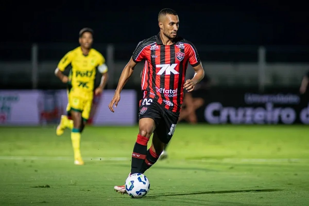 Lucas Braga rescinde contrato e não é mais jogador do Vitória 