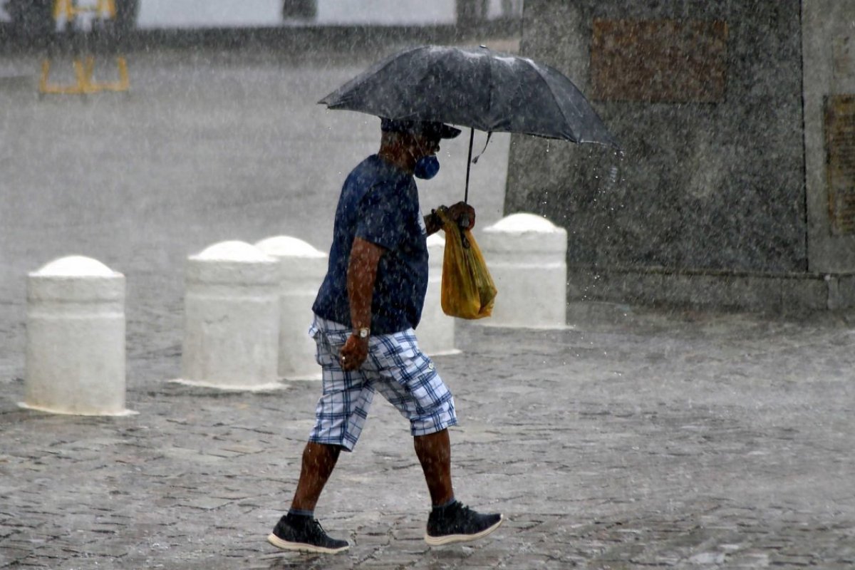 Inmet prorroga alertas de chuvas em todas as cidades da Bahia; 95 tem alerta vermelho