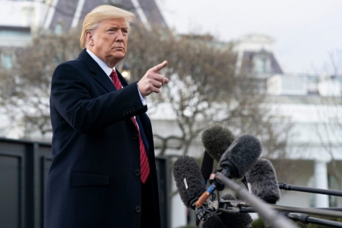 Trump afirma que aumentará tarifas de importação para 15%