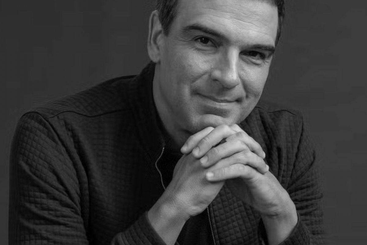 Tadeu Schmidt deixará a apresentação do reality.  Com um vinculo vigente até 2027, o mesmo deixará a apresentação do BBB!