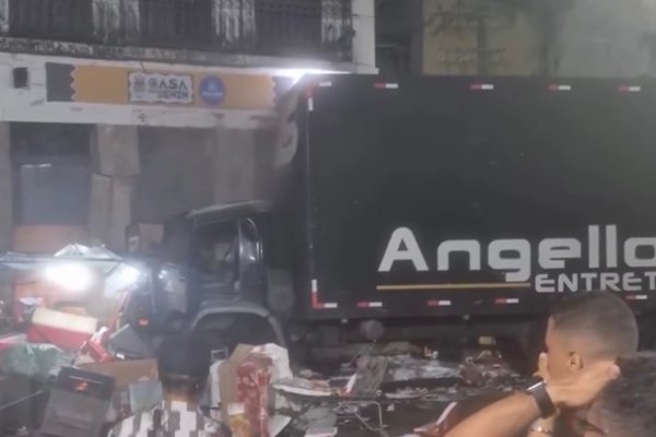 [Vídeo: Casa do Benin fecha temporariamente após ser atingida por caminhão sem freio]