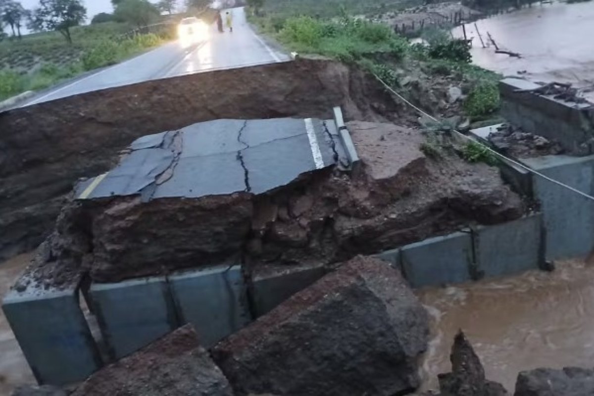 Ponte desaba após chuvas intensas na região da Chapada Diamantina