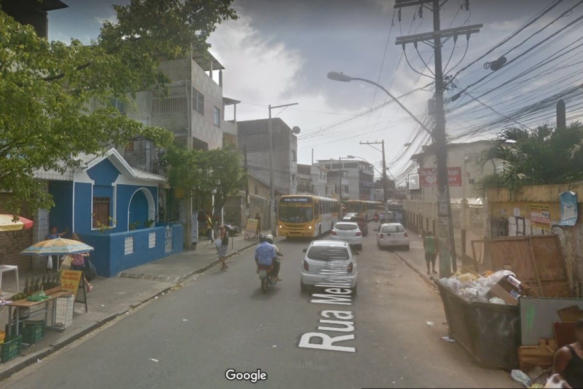 Motociclista fica ferido após colisão com carro em Salvador