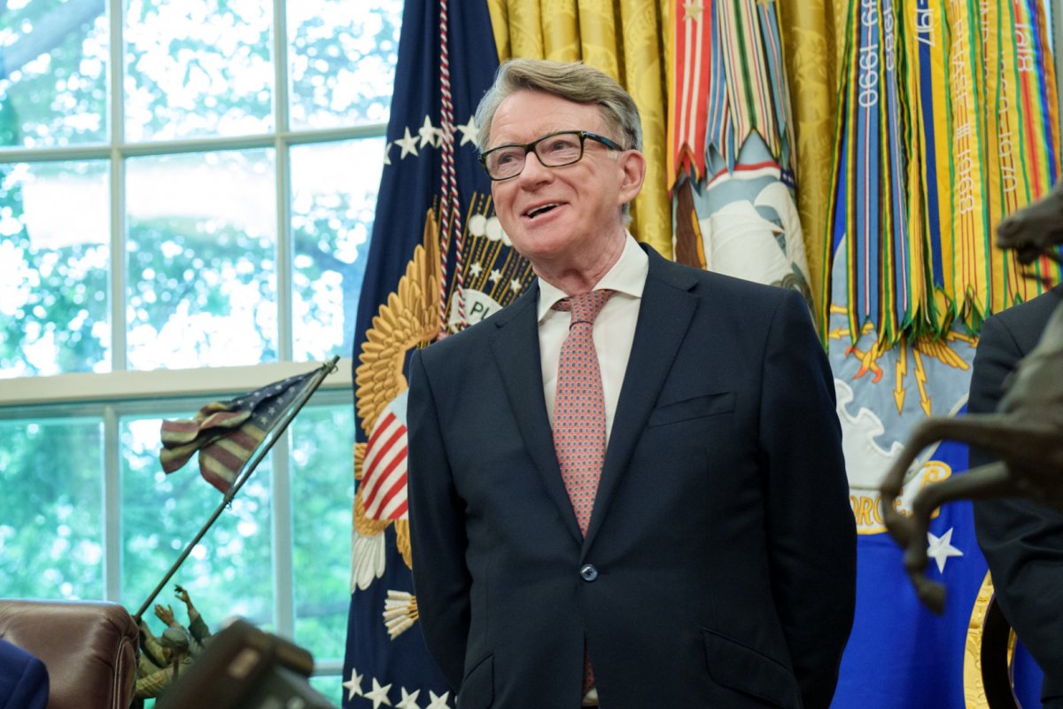 Caso Epstein: Peter Mandelson, ex-embaixador do Reino Unido, é preso suspeito de má conduta