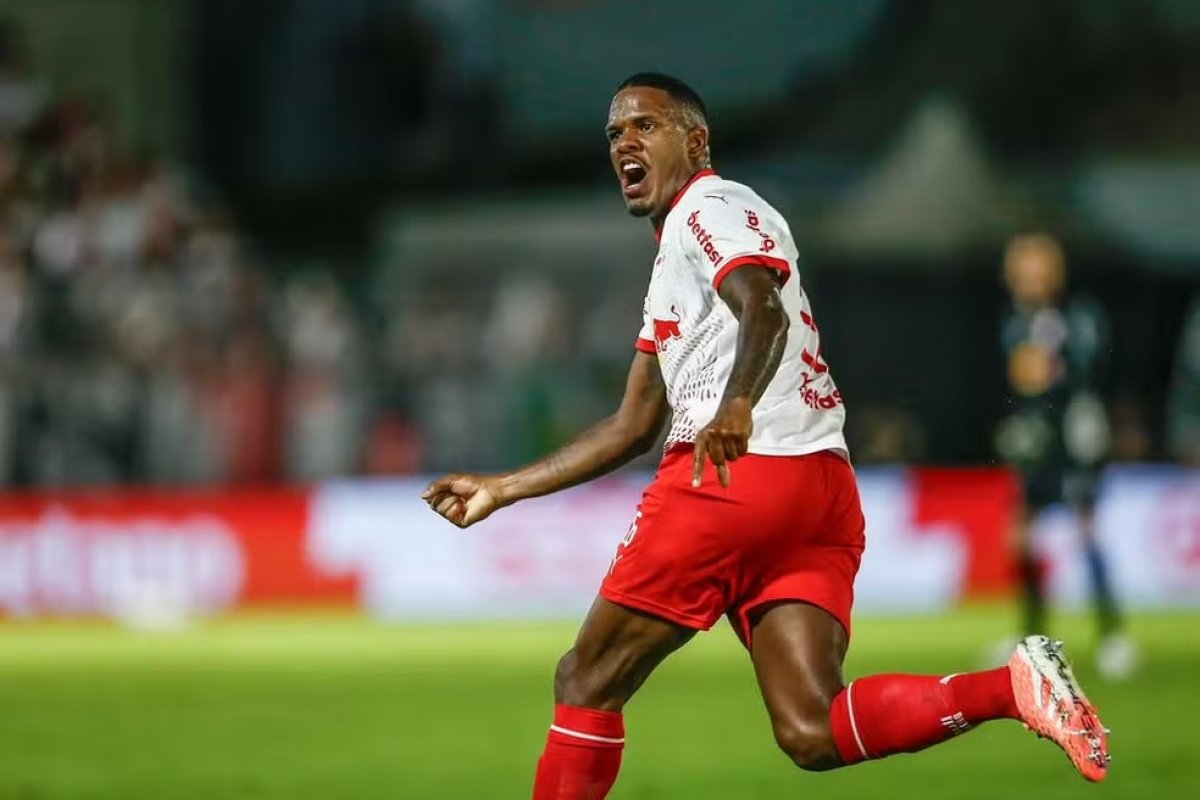 Bragantino multa zagueiro em 50% do salário por frase machista contra árbitra 