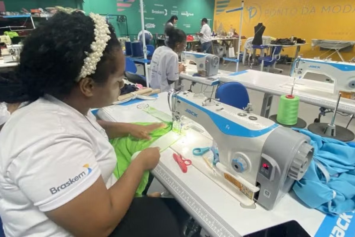 Projeto oferece curso gratuito na área de moda para moradores da cidade baixa 