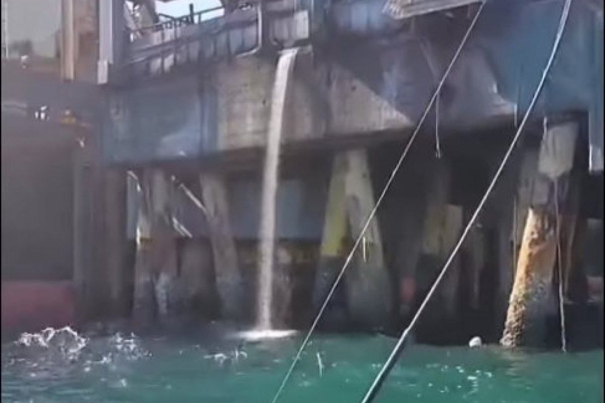 Vídeo: Moradores de São Tomé de Paripe denunciam descarte de produtos químicos na praia