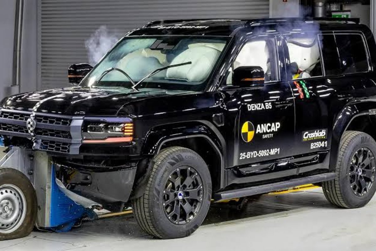 Denza B8 com motor híbrido recebe cinco estrelas em teste de colisão 