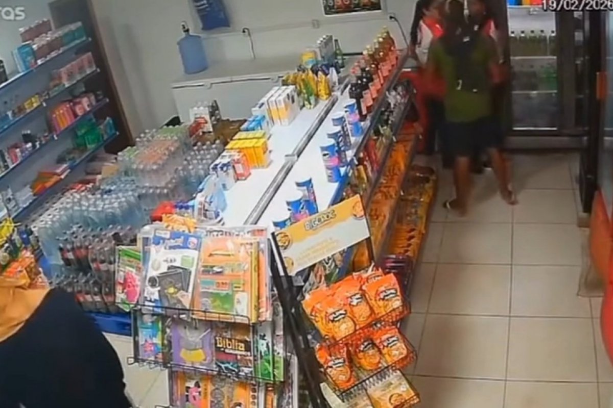 Dupla encapuzada invade estabelecimento comercial e faz arrastão na Bahia 