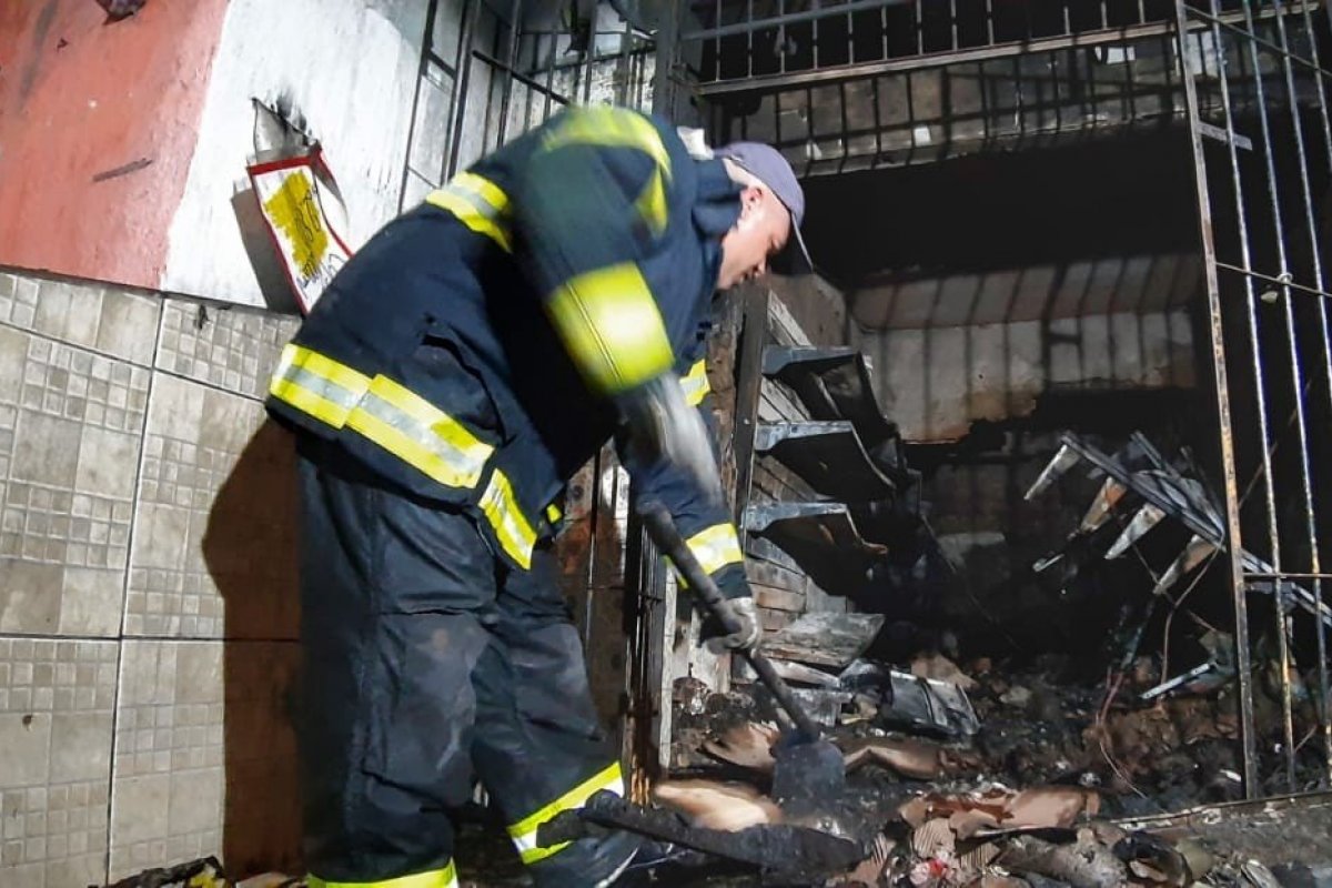 Incêndio atinge prédio no bairro do Uruguai, em Salvador