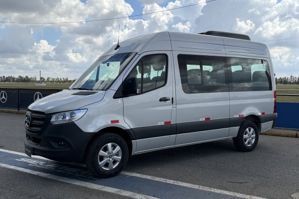 [Sprinter automática chega ao Brasil nas versões chassi, furgão e passageiros]