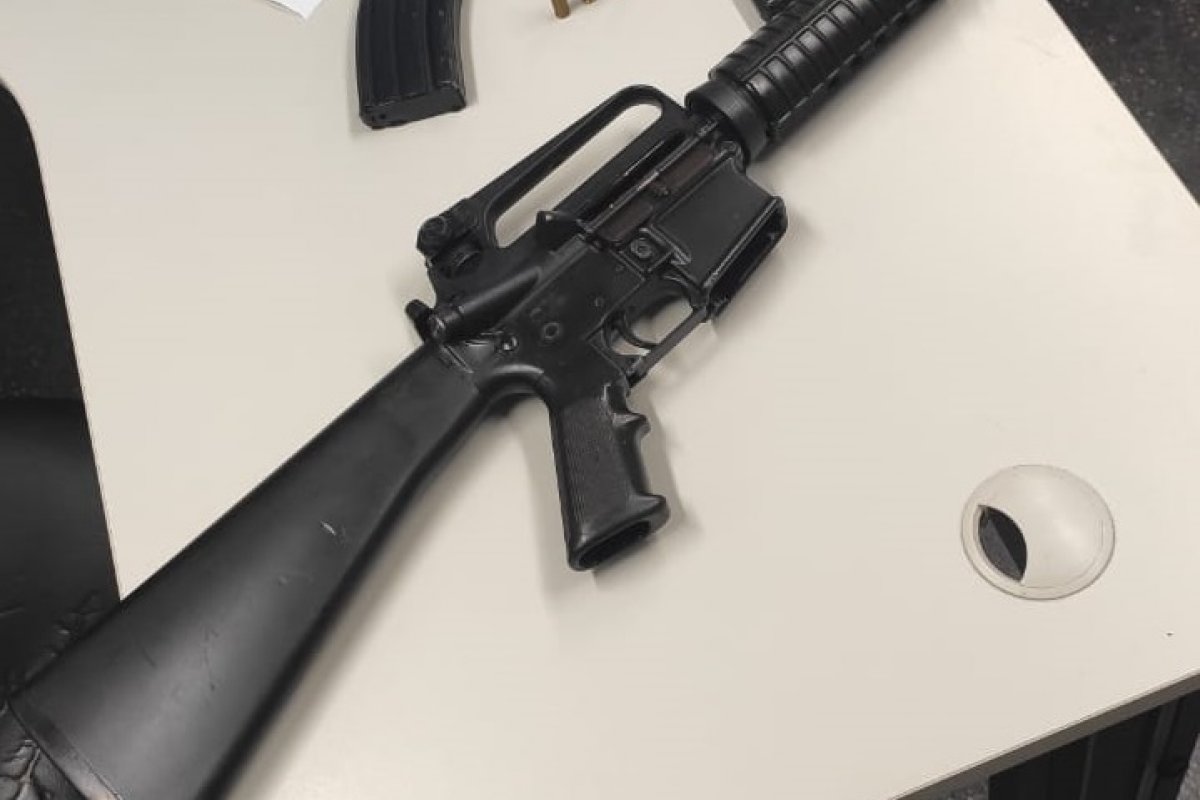 Homem é preso em flagrante transportando um fuzil dentro de um veículo