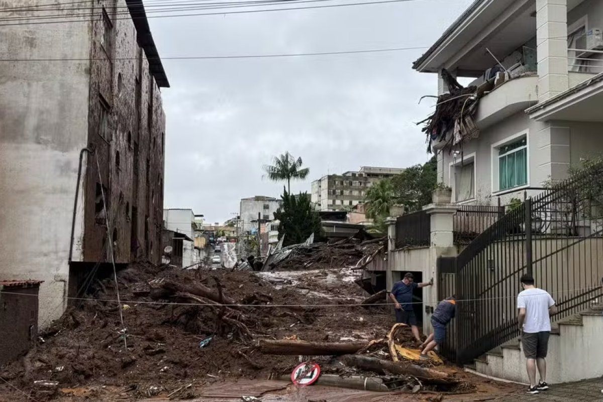 Romeu Zema reduziu em 96% as despesas de prevenção às chuvas em MG e cortes passam de R$ 129 milhões; cerca de 30 morreram nesta semana no estado