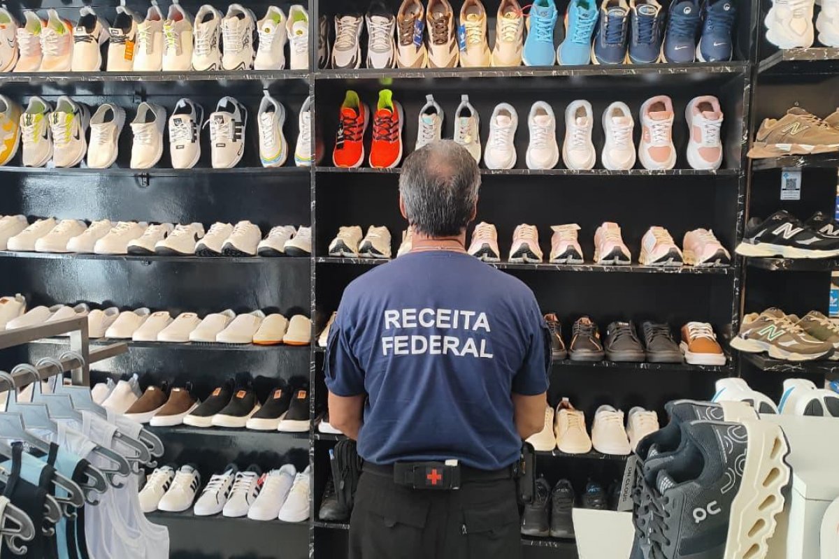 Receita Federal faz operação para combater comercialização de roupas e calçados falsificados
