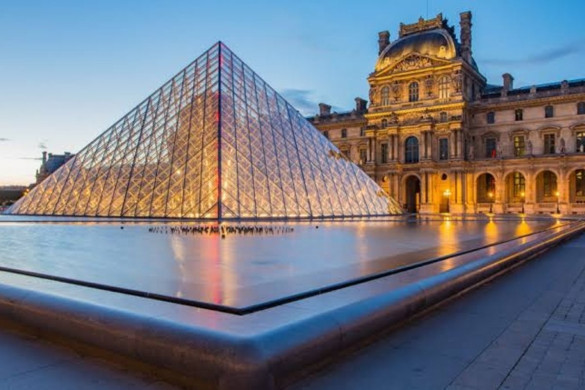 Museu do Louvre escolhe novo diretor após renúncia e série de crises
