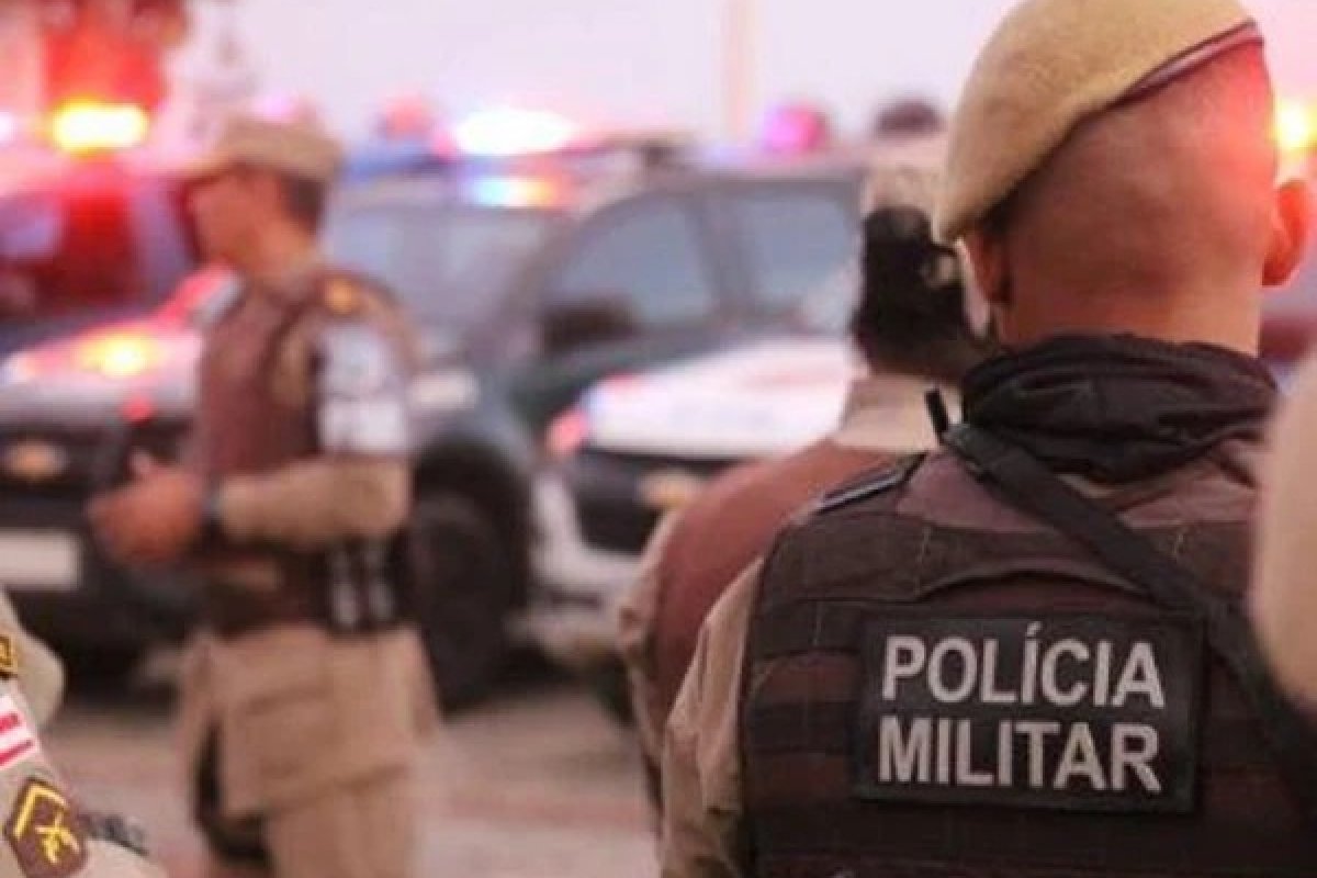 Carro de assaltantes bate três vezes durante perseguição policial e grupo escapa a pé em Salvador