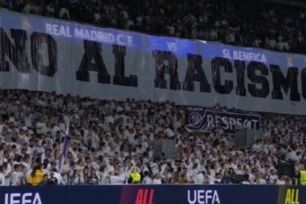 [Torcida do Real Madrid exibe faixa gigante em apoio a Vini Jr]