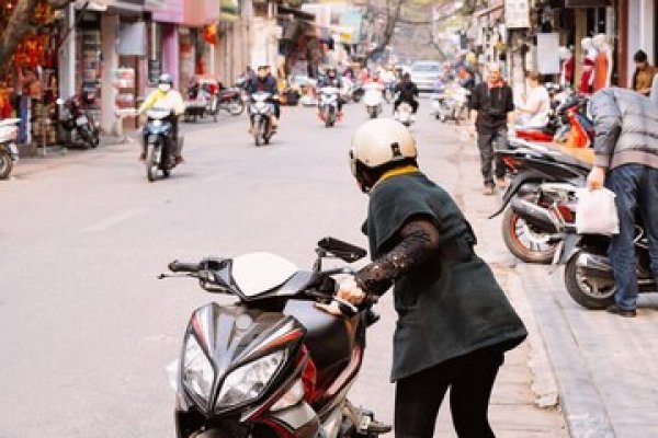 [Governo do Vietnã inicia proibição de circulação para motos a gasolina ]