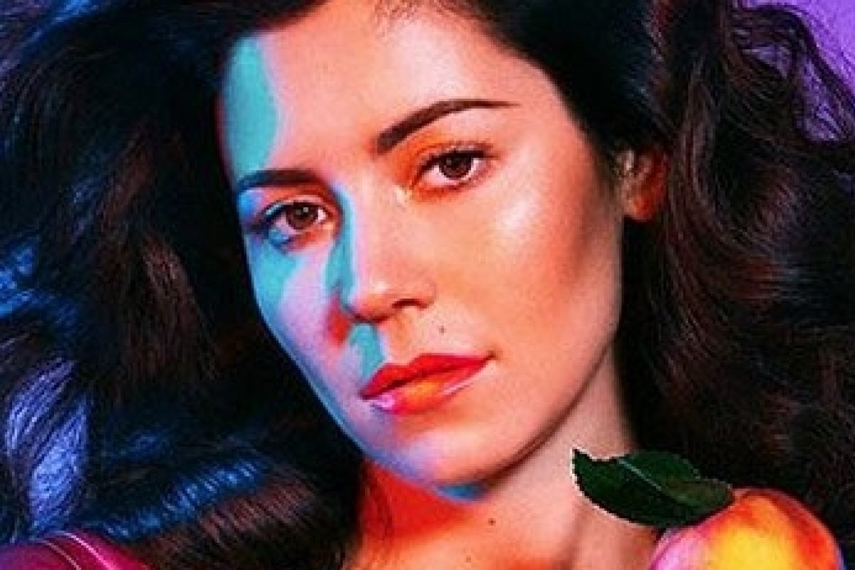 Marina Diamandis mostra seu lado pessoal e lida com solidão, fama, relacionamentos e transtorno alimentar em coletânea de poemas!