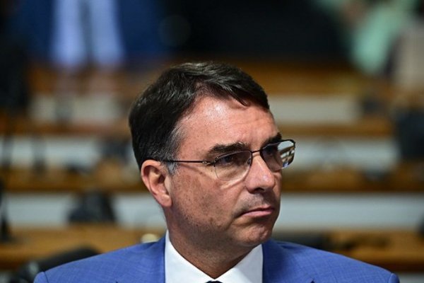 [Vídeo: Flávio Bolsonaro protocola PEC para dar fim à reeleição presidencial: 'Brasil não aguenta mais quatro anos de PT']