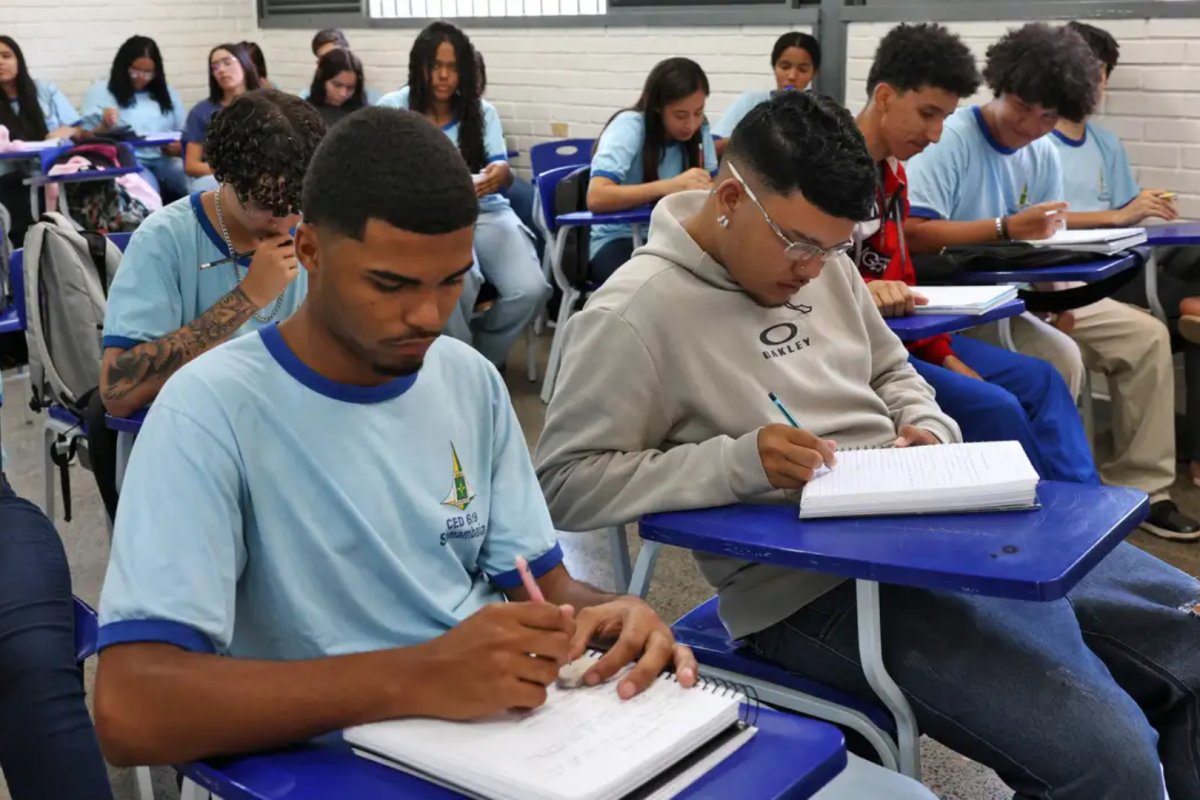 Ensino médio registra menor número de matrículas do século XXI em 2025