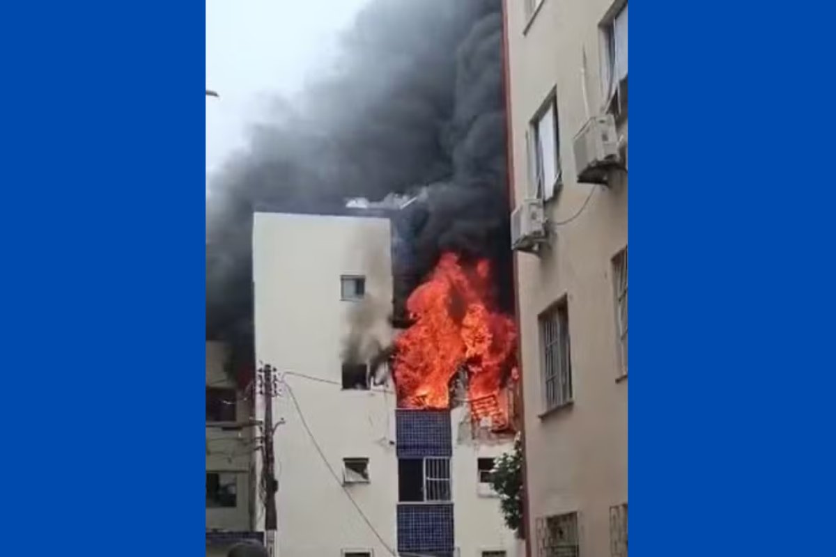 Vídeo: incêndio de grandes proporções atinge prédio residencial em Salvador
