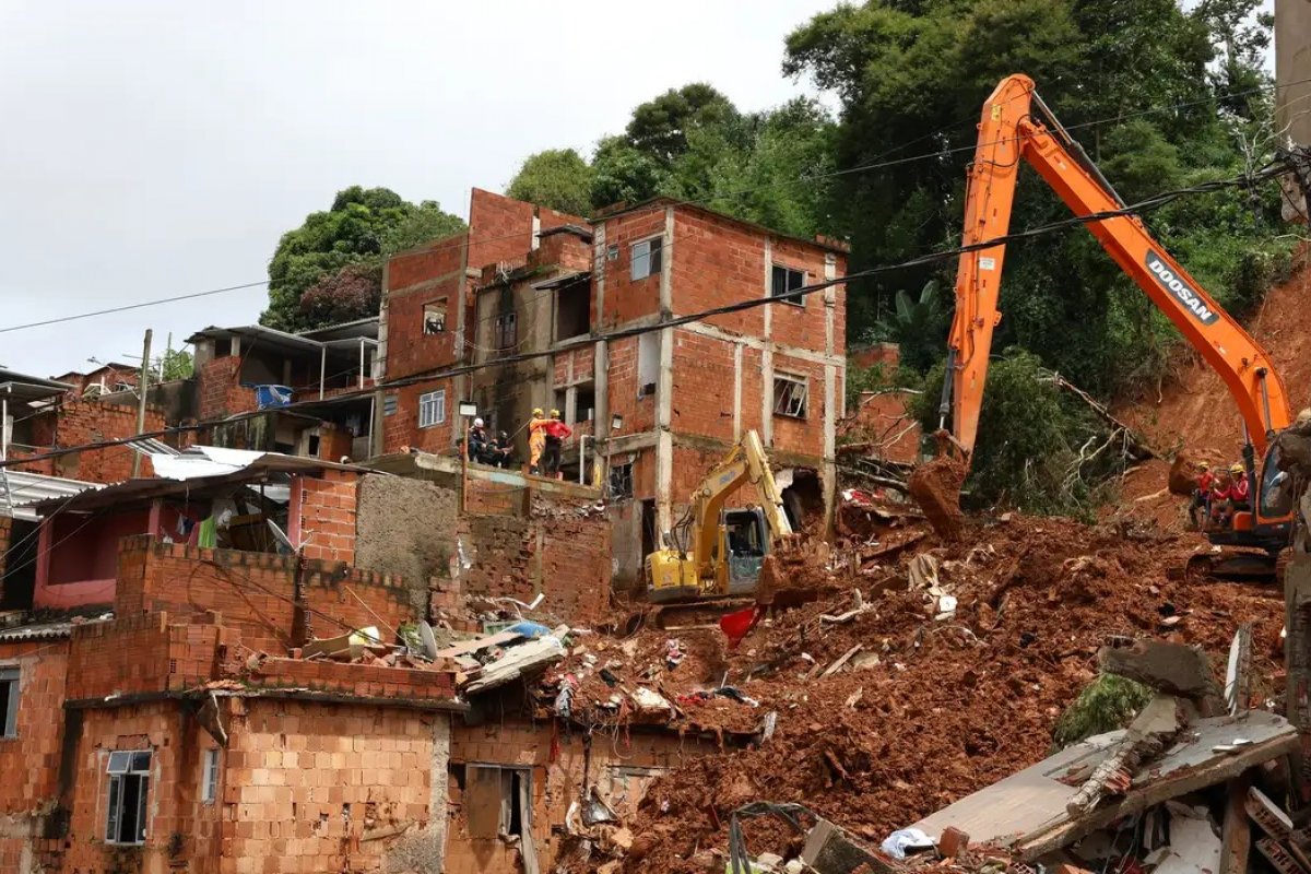 Chega a 69 o número de mortos após chuvas na zona da mata, em Minas Gerais