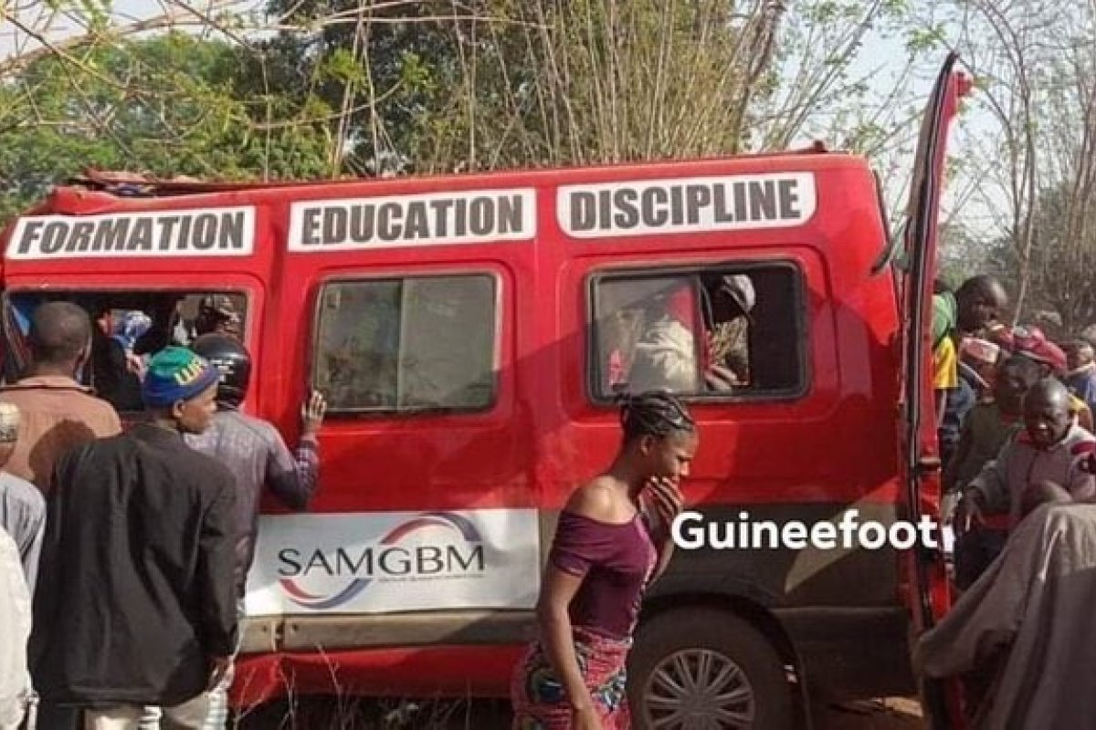 Jogadores de futebol morrem após acidente de ônibus na Guiné