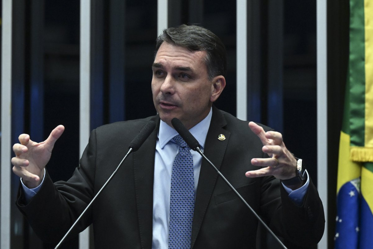 Flávio Bolsonaro critica posição do governo Lula sobre ataque ao Irã: "Inaceitável"
