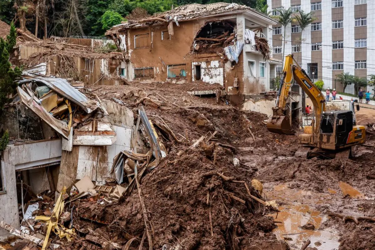 Sobe para 72 o número de mortos nas chuvas em Minas Gerais