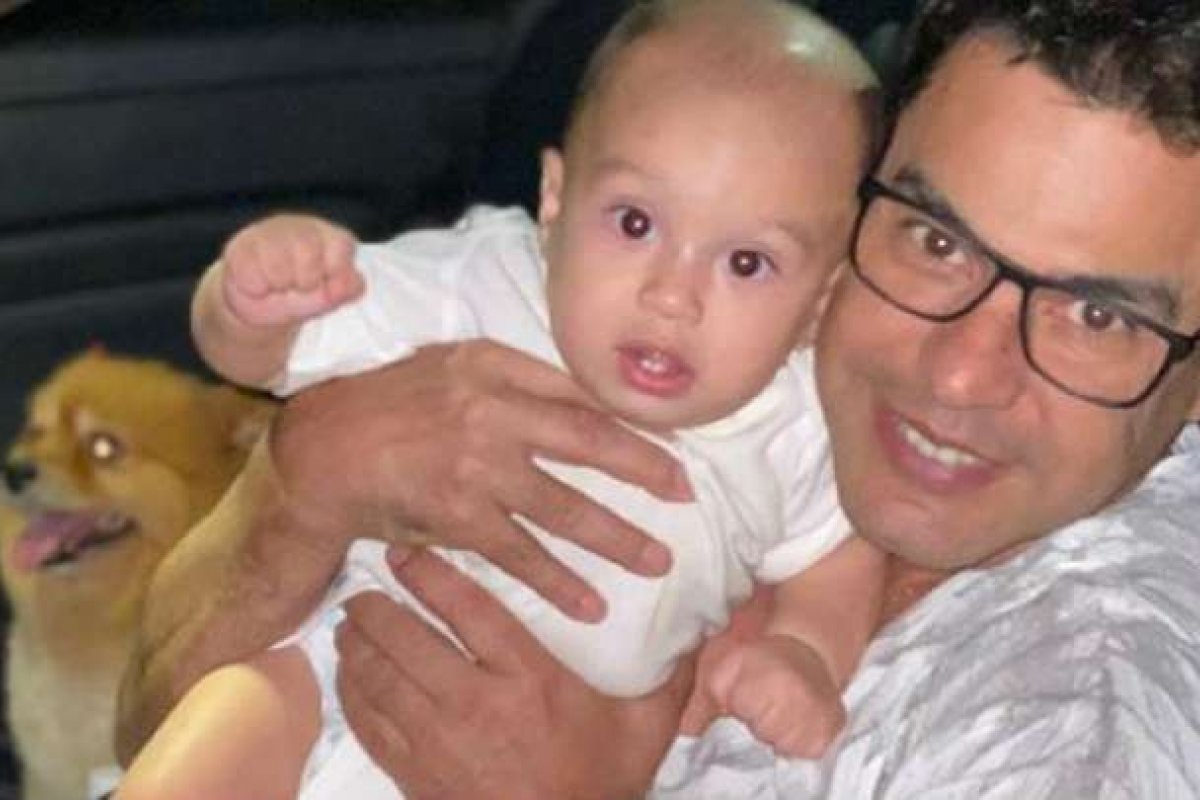 Zezé Di Camargo posa com o neto Joaquim