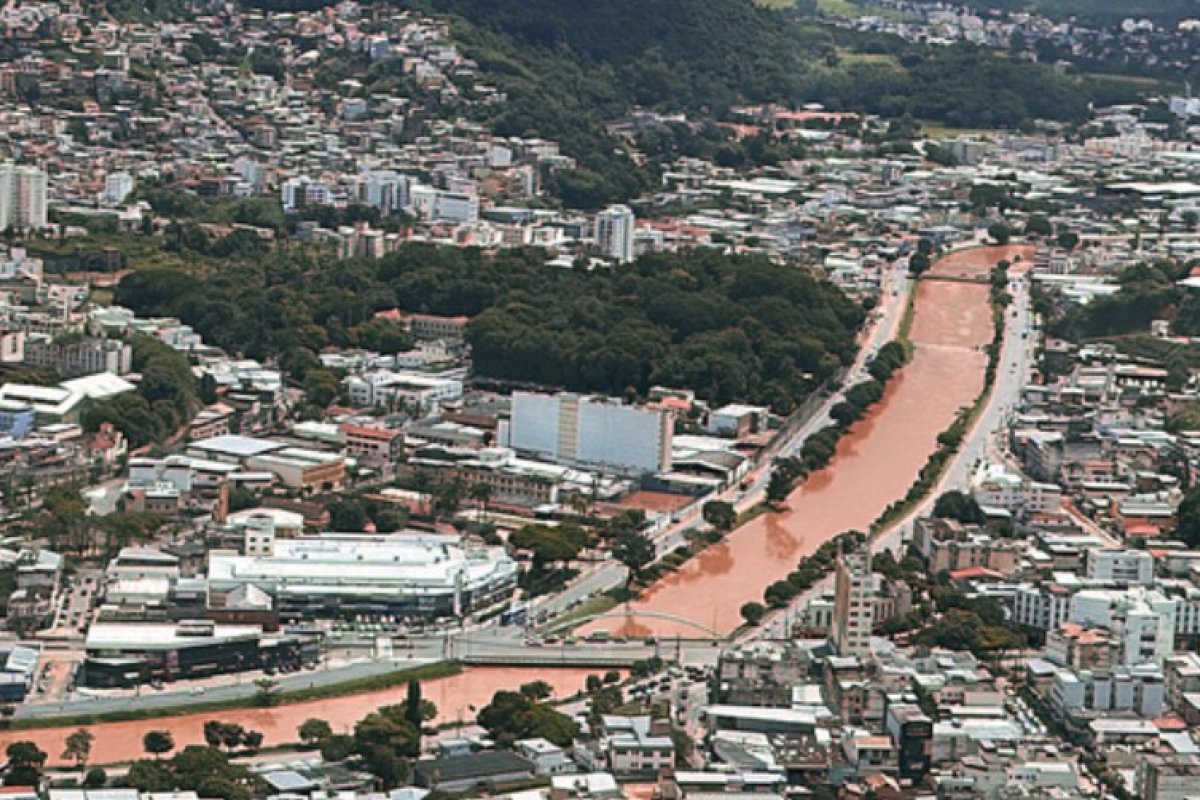 Famílias atingidas pelas chuvas em MG receberão casas gratuitas e outros benefícios sociais
