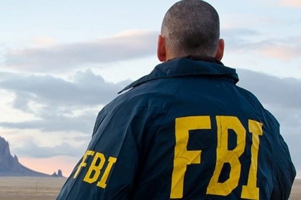 [FBI apura terrorismo em ataque que matou dois em bar dos EUA; atirador estaria com bandeira do Irã]