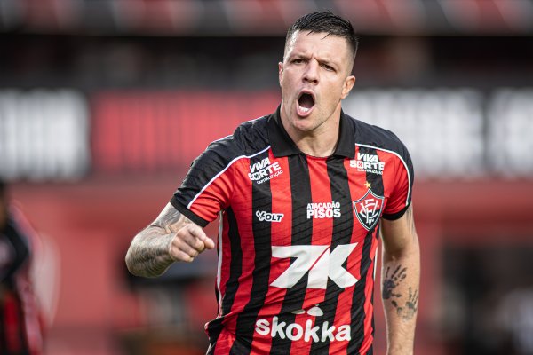 [Nos pênaltis, Vitória supera o Jacuipense e garante Ba-Vi na final do Baiano]