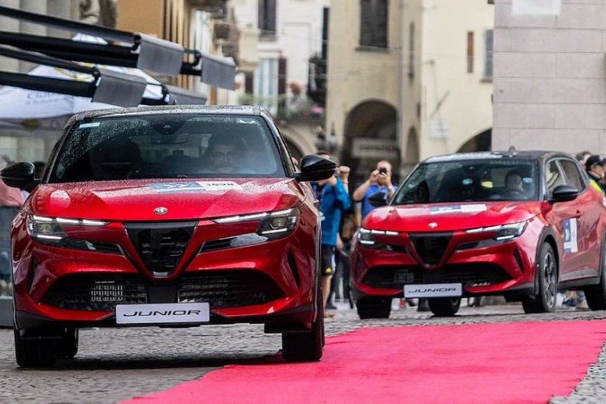 Alfa Romeo Júnior é lançado no México com motor híbrido