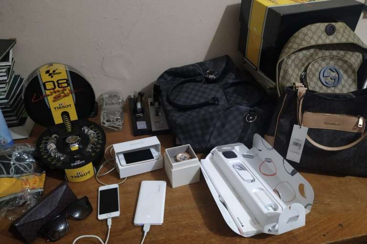 Homem negocia troca de relógio por Iphone e recebe caixa com uma rapadura